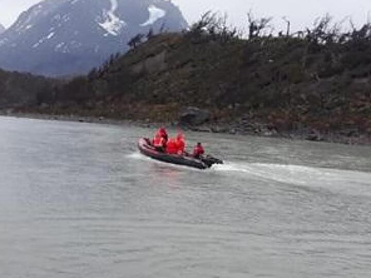 Ein Rettungsteam der Forstbehörde CONAF durchsucht einen See des Nationalparks Torres del Paine, nachdem ein deutscher Forscher als vermisst gemeldet wurde. Der 62-Jährige wurde vom Team tot aufgefunden.
