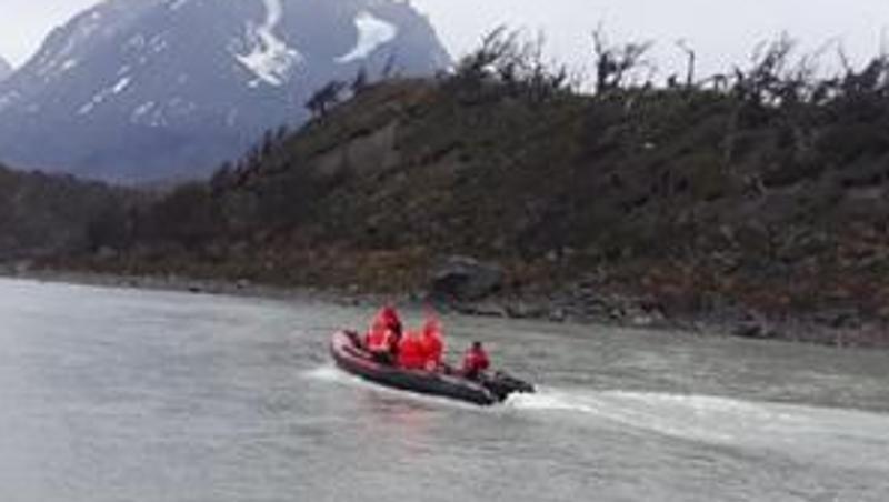 Ein Rettungsteam der Forstbehörde CONAF durchsucht einen See des Nationalparks Torres del Paine, nachdem ein deutscher Forscher als vermisst gemeldet wurde. Der 62-Jährige wurde vom Team tot aufgefunden. Ein Rettungsteam der Forstbehörde CONAF durchsucht einen See des Nationalparks Torres del Paine, nachdem ein deutscher Forscher als vermisst gemeldet wurde. Der 62-Jährige wurde vom Team tot aufgefunden.