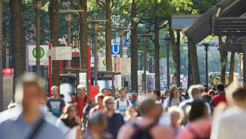 Menschen auf der Mönckebergstraße in der Hamburger Innenstadt: Die Einwohnerzahl in Deutschland steigt weiter.