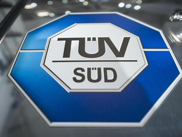 Das Logo des TÜV SÜD. Foto: picture alliance / Ole Spata/dpa/Archivbild