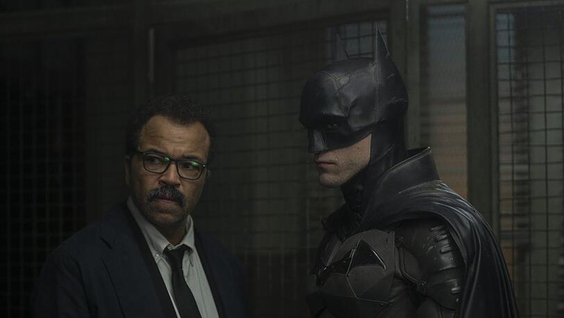 Eine Szene aus "The Batman". Robert Pattinson (re.) als Titelheld an der Seite von Commissioner James "Jim" Gordon (Jeffrey Wright).