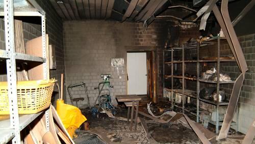 der Werkraum nach dem Brand: Boden und Decke müssen erneuert werden. der Werkraum nach dem Brand: Boden und Decke müssen erneuert werden.