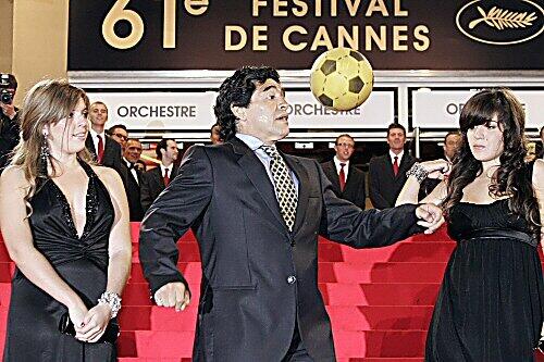 Diego Maradona mit seinen Töchtern beim Festival in Cannes im Mai 2008