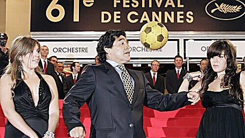 Diego Maradona mit seinen Töchtern beim Festival in Cannes im Mai 2008 Diego Maradona mit seinen Töchtern beim Festival in Cannes im Mai 2008