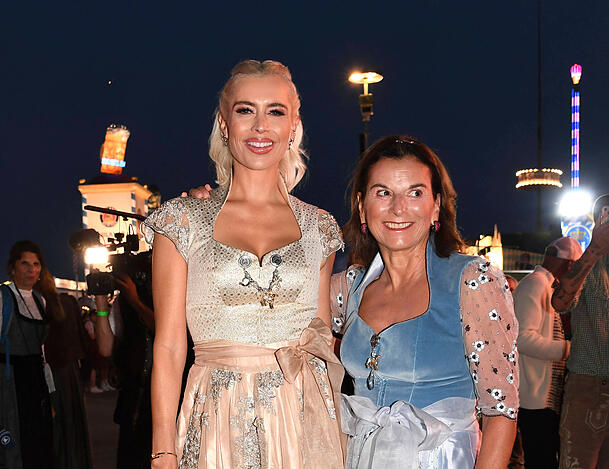 Wie schon öfters zieht es Verena Kerth und Claudia Obert auch dieses Jahr gemeinsam auf die Wiesn. Bei Vorbereitungen im Hotelzimmer kam es jedoch zum Stress-Moment. Wie schon öfters zieht es Verena Kerth und Claudia Obert auch dieses Jahr gemeinsam auf die Wiesn. Bei Vorbereitungen im Hotelzimmer kam es jedoch zum Stress-Moment.