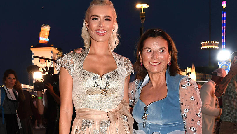 Wie schon öfters zieht es Verena Kerth und Claudia Obert auch dieses Jahr gemeinsam auf die Wiesn. Bei Vorbereitungen im Hotelzimmer kam es jedoch zum Stress-Moment. Wie schon öfters zieht es Verena Kerth und Claudia Obert auch dieses Jahr gemeinsam auf die Wiesn. Bei Vorbereitungen im Hotelzimmer kam es jedoch zum Stress-Moment.
