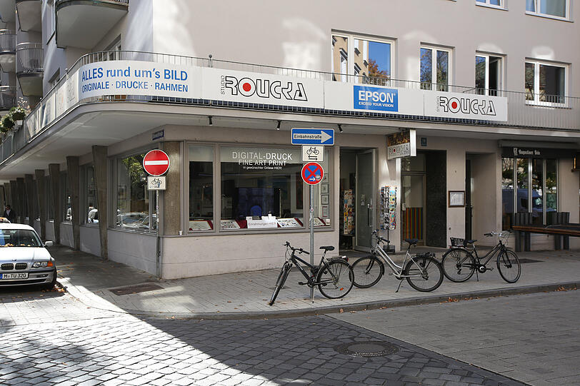 Die Postergalerie von Wolfgang Roucka in der Feilitzschstraße ist 54 Jahre lang ein Treffpunkt für Münchner Originale, Bazis und Künstler. Die Postergalerie von Wolfgang Roucka in der Feilitzschstraße ist 54 Jahre lang ein Treffpunkt für Münchner Originale, Bazis und Künstler.