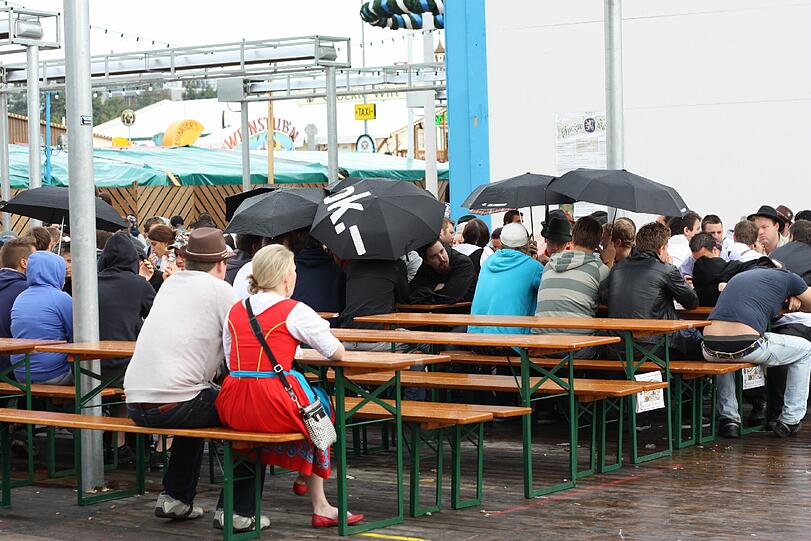 Löwenbräu-Garten, 09:38 Uhr: Trotz des Regens harren die Gäste im Garten der Zelte aus.
