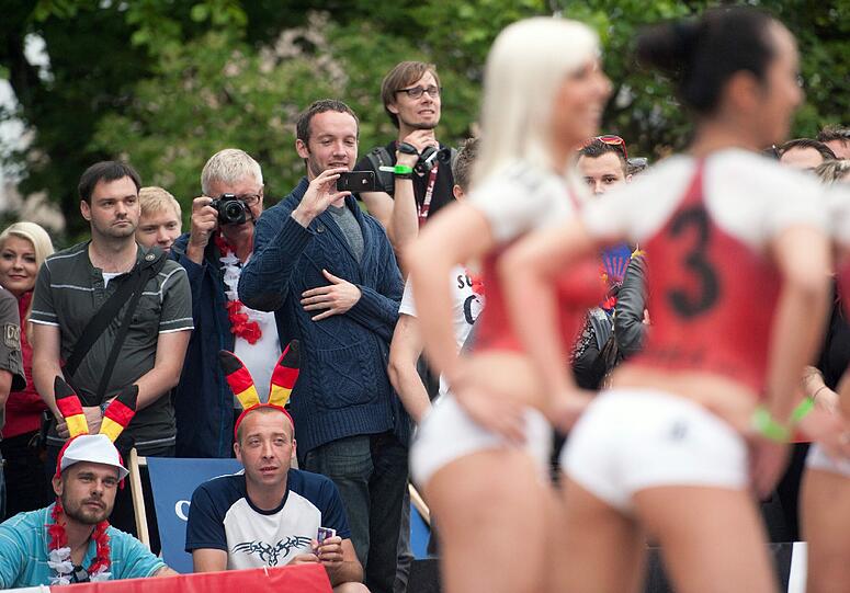 Ein heißes Duell: Deutschland gegen Dänemark. Scharfen Fußball zeigen die Pornostars beim "Sexy Soccer 2012".