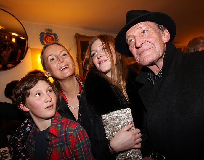 Michael Mendl und Caroline Fink mit ihren Kindern