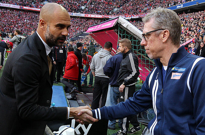Handshake vor dem 4:0 der Münchner im Hinspiel: Bayern-Trainer Pep Guardiola (links) und Kölns Coach Peter Stöger.