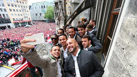 Der Höhepunkt der Meisterparty: die Bayern präsentieren sich ihren Fans am Marienplatz.