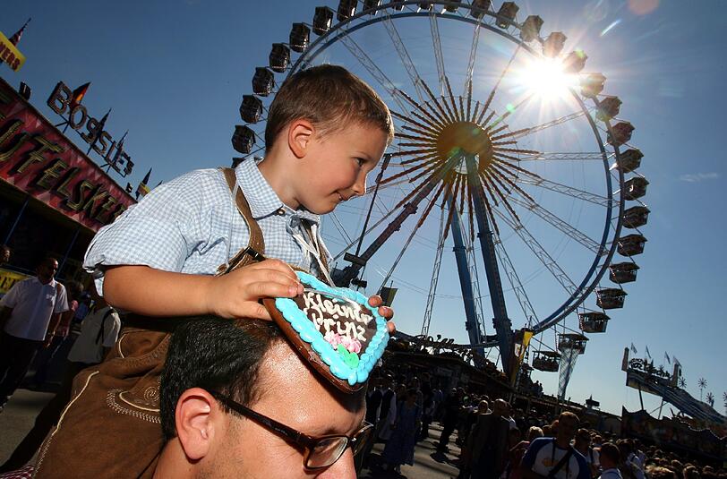 Riesenrad und viele weitere Fahrgeschäfte kann man heute günstiger fahren &ndash; sogar das Wetter spielt halbwegs mit.