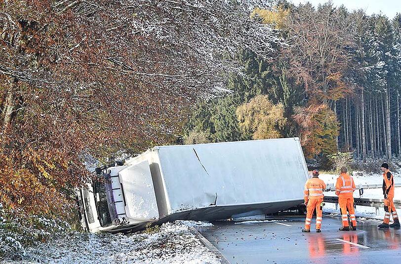 Der Post-Laster rutschte auf schneeglatter Fahrbahn von der Straße.