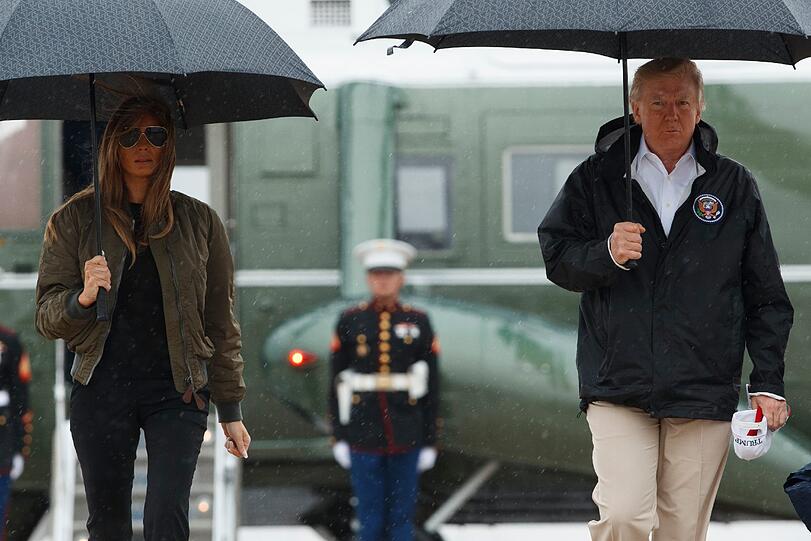 US-Präsident Donald Trump und seine Frau die First Lady Melania steigen auf der Andrews Air Force Base von der Marine One um in die Air Force One.