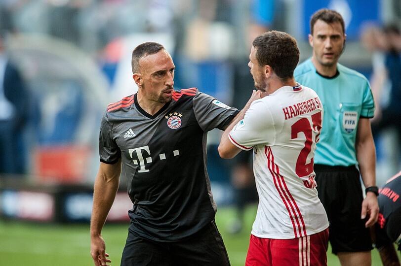 24. September 2016: Beim Auswärtsspiel in Hamburg kneift der gefoulte Ribéry seinem Kontrahenten Nicolai Müller in die Wange. Die Aktion wird nicht als Tätlichkeit gewertet: er sieht nur Gelb.