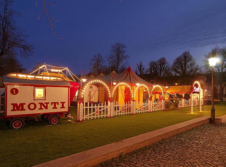 Mit dem Schweizer Zirkus Monti können Zirkusfans auf Tournee gehen.