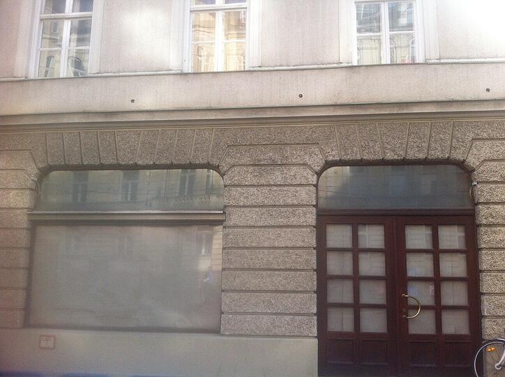 Beste Lage, aber wer oder was zieht hier ein? Der Laden in der Müllerstraße wird endlich renoviert.