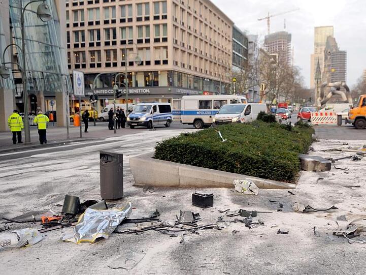 Fahrzeugteile liegen im Februar 2016 nach dem illegalen Autorennen in der Tauentzienstraße in Berlin.