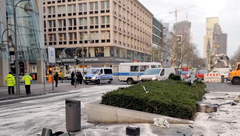Fahrzeugteile liegen im Februar 2016 nach dem illegalen Autorennen in der Tauentzienstraße in Berlin. Fahrzeugteile liegen im Februar 2016 nach dem illegalen Autorennen in der Tauentzienstraße in Berlin.