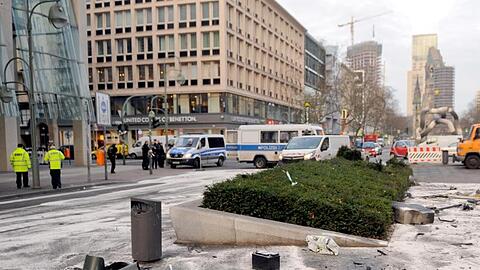 Fahrzeugteile liegen im Februar 2016 nach dem illegalen Autorennen in der Tauentzienstraße in Berlin.