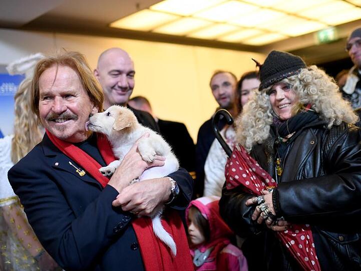 Frank Zander begrüßt seine Gäste im Hotel Estrel beim traditionellen Weihnachtsessen für Bedürftige.