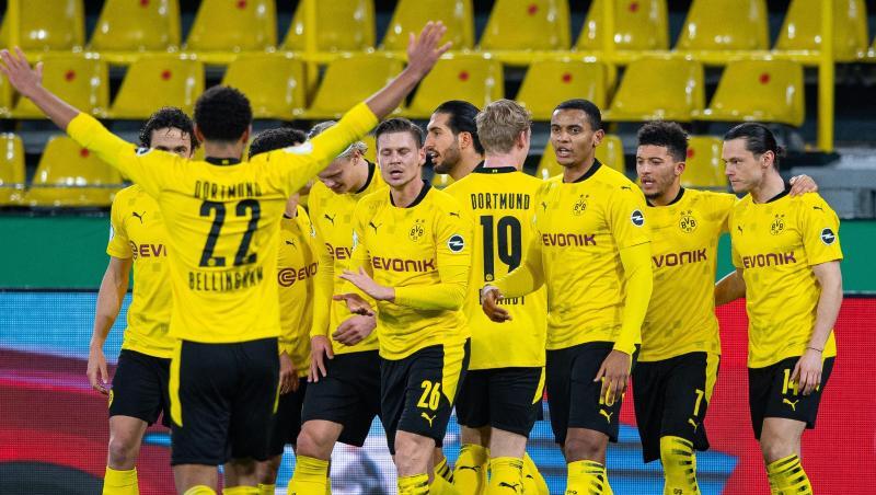 Dortmunds Spieler jubeln nach einem Tor gegen den SC Paderborn.