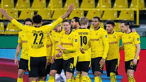 Dortmunds Spieler jubeln nach einem Tor gegen den SC Paderborn.