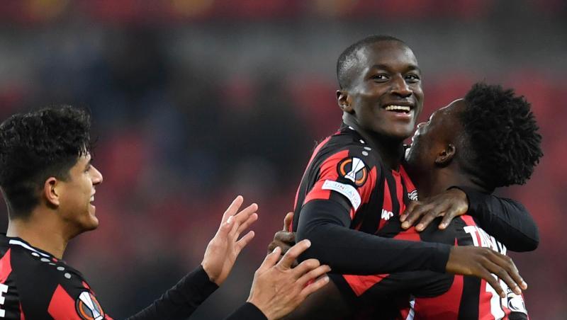 Leverkusen-Torschütze Moussa Diaby (M) feiert mit Edmond Tapsoba (r) und Piero Hincapie das 2:0.