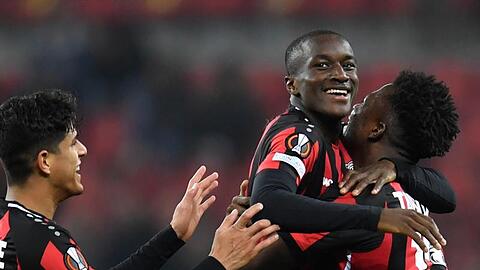 Leverkusen-Torschütze Moussa Diaby (M) feiert mit Edmond Tapsoba (r) und Piero Hincapie das 2:0.