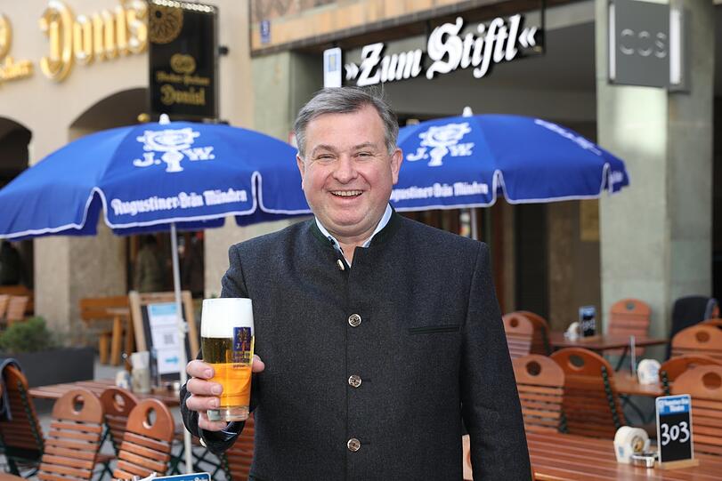 Na, dann: Prost! Lorenz Stiftl hat mit Augustiner sein neues Wirtshaus Zum Stiftl am Marienplatz eröffnet.
