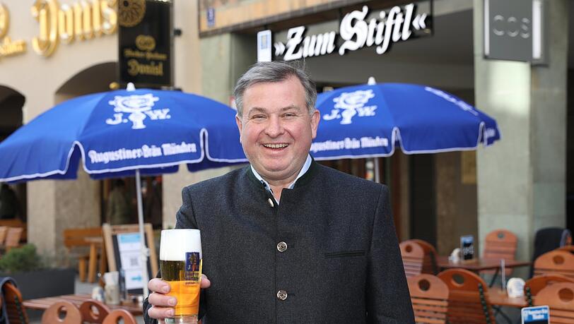 Na, dann: Prost! Lorenz Stiftl hat mit Augustiner sein neues Wirtshaus Zum Stiftl am Marienplatz eröffnet. Na, dann: Prost! Lorenz Stiftl hat mit Augustiner sein neues Wirtshaus Zum Stiftl am Marienplatz eröffnet.