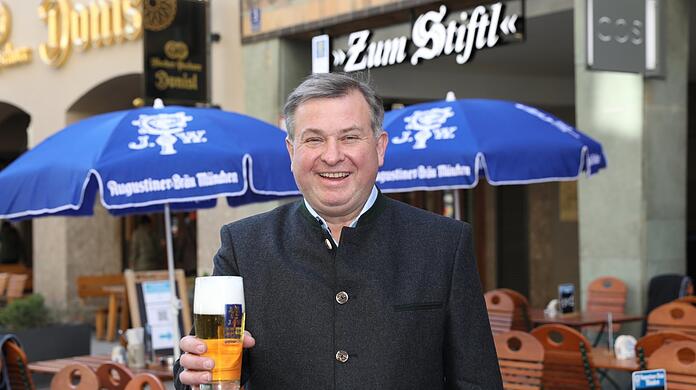 Na, dann: Prost! Lorenz Stiftl hat mit Augustiner sein neues Wirtshaus Zum Stiftl am Marienplatz eröffnet.
