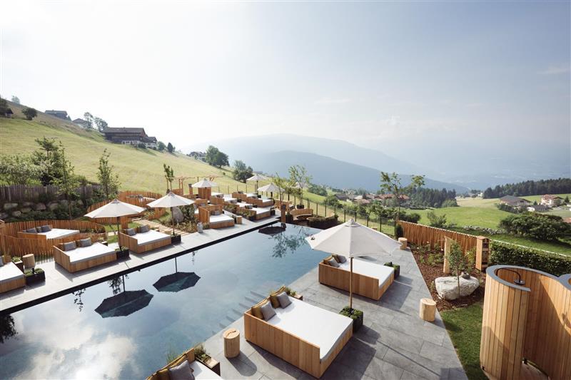 Der Bergquellwasser-Pool des Boutique Biohotels Gitschberg mit Blick in die Dolomiten – hier kann man zur Ruhe kommen.