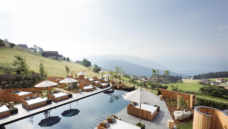 Der Bergquellwasser-Pool des Boutique Biohotels Gitschberg mit Blick in die Dolomiten – hier kann man zur Ruhe kommen. Der Bergquellwasser-Pool des Boutique Biohotels Gitschberg mit Blick in die Dolomiten – hier kann man zur Ruhe kommen.