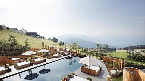 Der Bergquellwasser-Pool des Boutique Biohotels Gitschberg mit Blick in die Dolomiten – hier kann man zur Ruhe kommen.