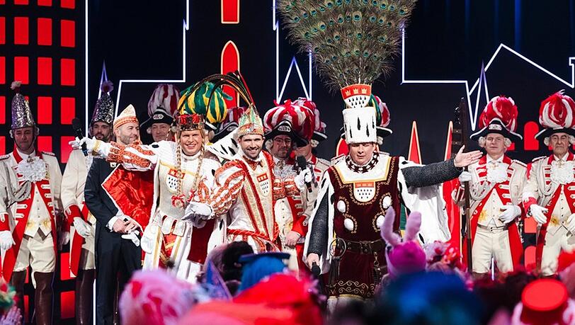 "K&ouml;lle Alaaf - Die M&auml;dchensitzung": Die K&ouml;lner Prinzengarde auf der B&uuml;hne.