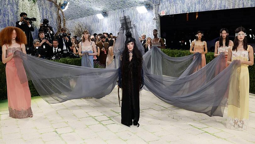 Gro&szlig;er Auftritt: Madonna in ihrem d&uuml;steren Look mit Geisterschiff-Hut, langen Schals und mehreren Tr&auml;gerinnen.