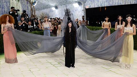 Gro&szlig;er Auftritt: Madonna in ihrem d&uuml;steren Look mit Geisterschiff-Hut, langen Schals und mehreren Tr&auml;gerinnen.