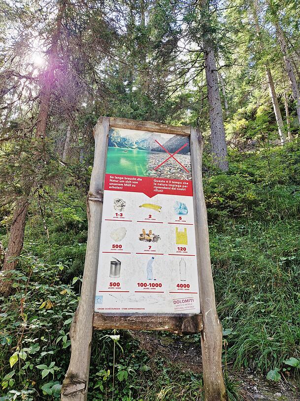 Hinweisschild am Pragser Wildsee dazu, wie lange die Natur braucht, um sich vom Müll zu erholen. Hinweisschild am Pragser Wildsee dazu, wie lange die Natur braucht, um sich vom Müll zu erholen.