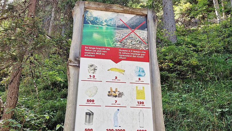 Hinweisschild am Pragser Wildsee dazu, wie lange die Natur braucht, um sich vom Müll zu erholen. Hinweisschild am Pragser Wildsee dazu, wie lange die Natur braucht, um sich vom Müll zu erholen.
