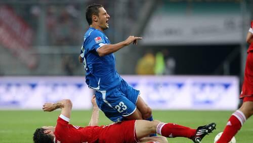 Mark van Bommel verletzte sich gegen Hoffenheim, dabei waren eher seine Gegenspieler gefährdet. Mark van Bommel verletzte sich gegen Hoffenheim, dabei waren eher seine Gegenspieler gefährdet.