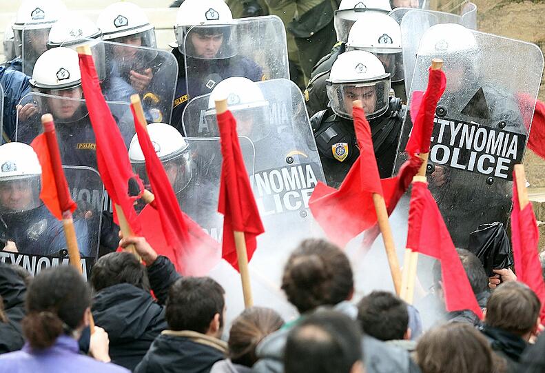 Am Rande einer Demonstration von rund 10 000
Menschen gegen das harte Sparprogramm der griechischen Regierung ist
es am Dienstag in Athen zu kleineren Zwischenfällen gekommen.