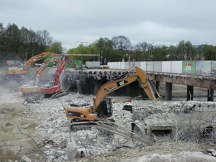Die neue Westendstraßenbrücke über die A96 wird seit letztem Herbst für vier Millionen neu errichtet.