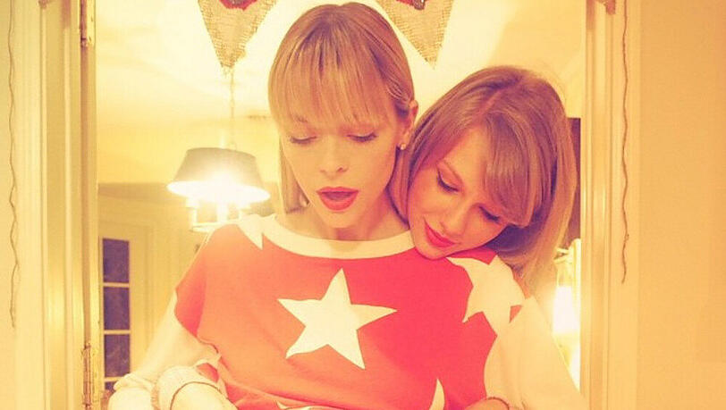 Die Patentante in spe Taylor Swift bestaunt die Babykugel von Jamie King Die Patentante in spe Taylor Swift bestaunt die Babykugel von Jamie King