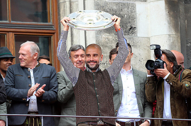 Am Sonntag feierte der FC Bayern (Männer wie Frauen) den Gewinn der Deutschen Meisterschaft. Tausende Fans waren auf den Marienplatz gekommen. Die Bilder.