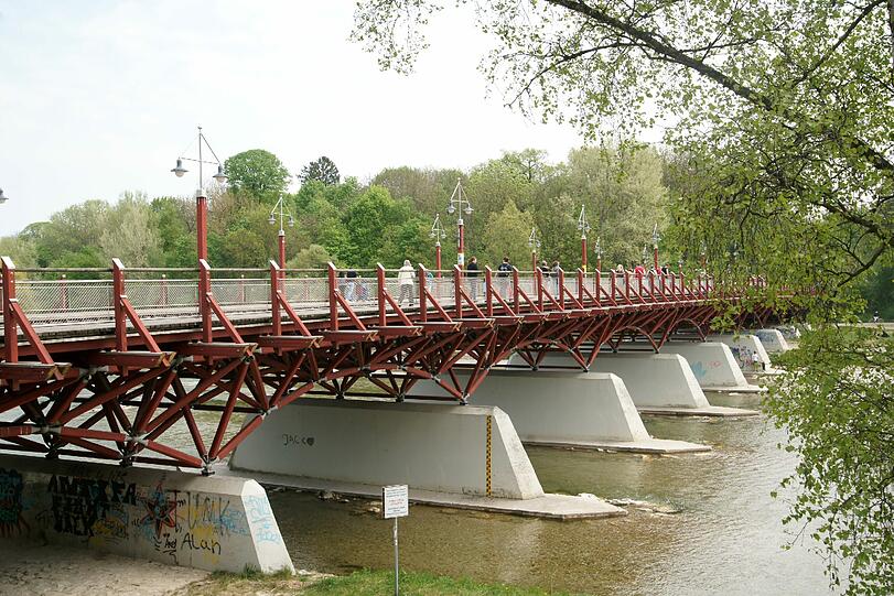 Die Isar in Thalkirchen. Die Rad- und Fußwege entlang des Flusses in diesem Bereich werden jetzt saniert.