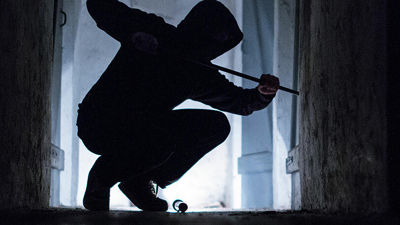 Der maskierte Mann versuchte das gekippte Fenster zu entriegeln.