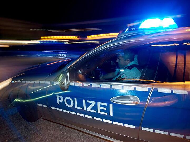 Eine Polizeistreife fährt zu einem Einsatz. Foto: Patrick Seeger/dpa/Symbolbild