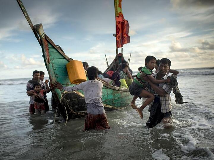 Aus Myanmar geflohene Rohingya gehen im Herbst 2017 auf einer Insel in Bangladesch an Land.
